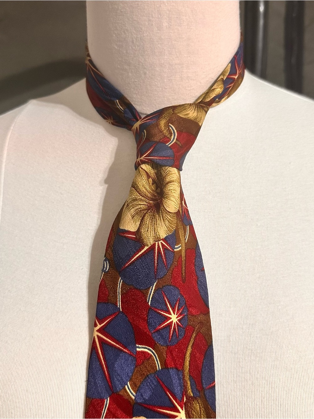 Men's Floral Pattern Silk Tie in Red, Blue & Gold